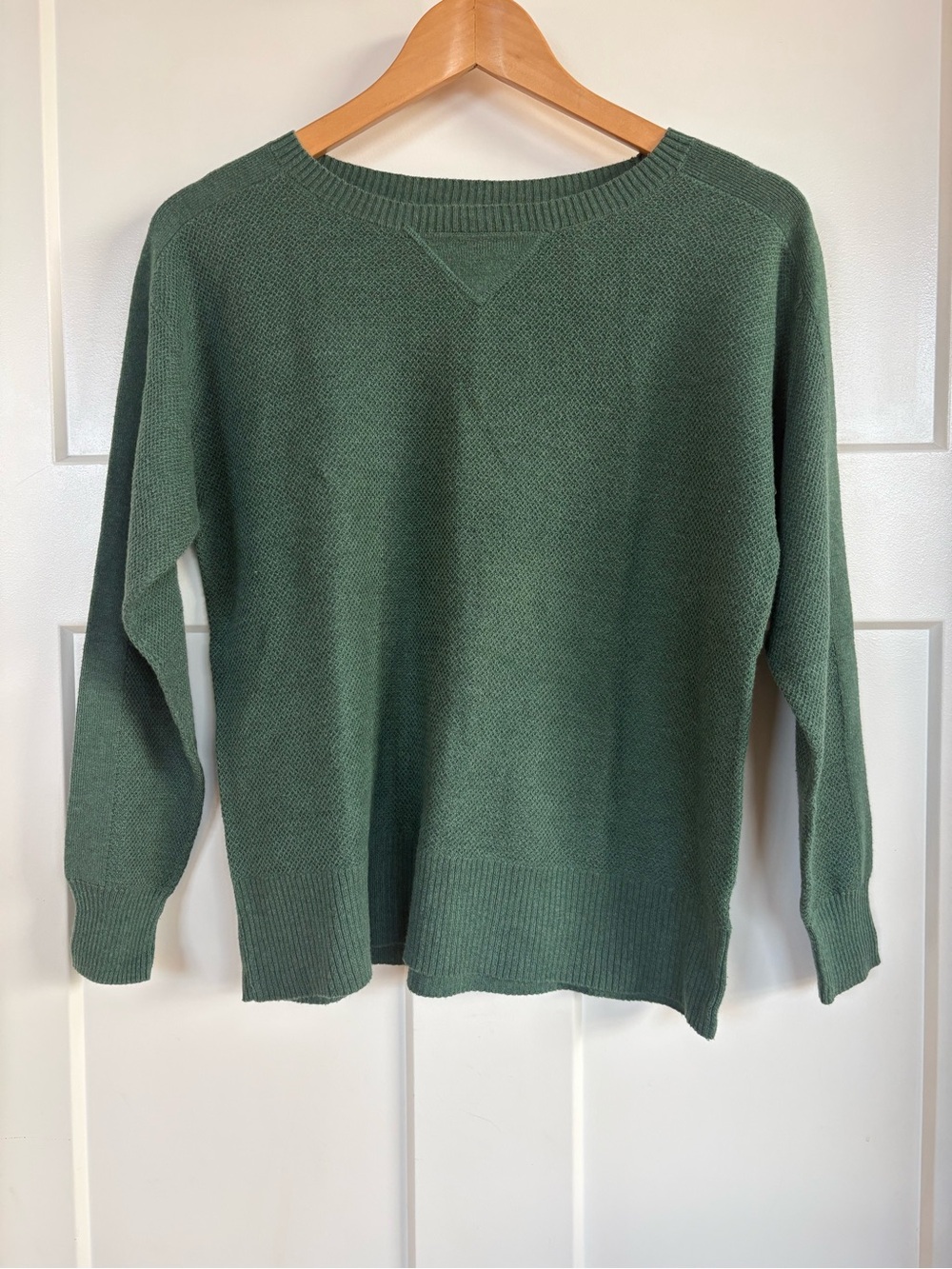 American Eagle Women’s Green Crewneck Sweater Size: S/P from mid-2000’s